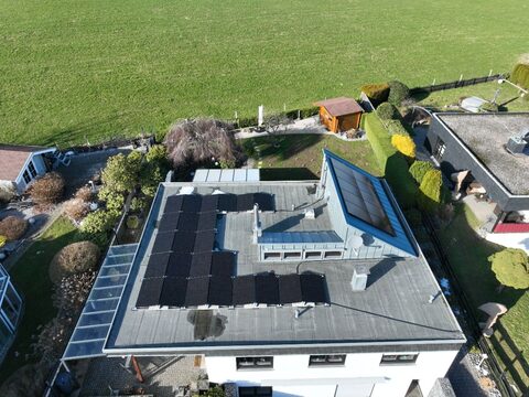 Photovoltaik auf Mehrfamilienhaus mit Gründach