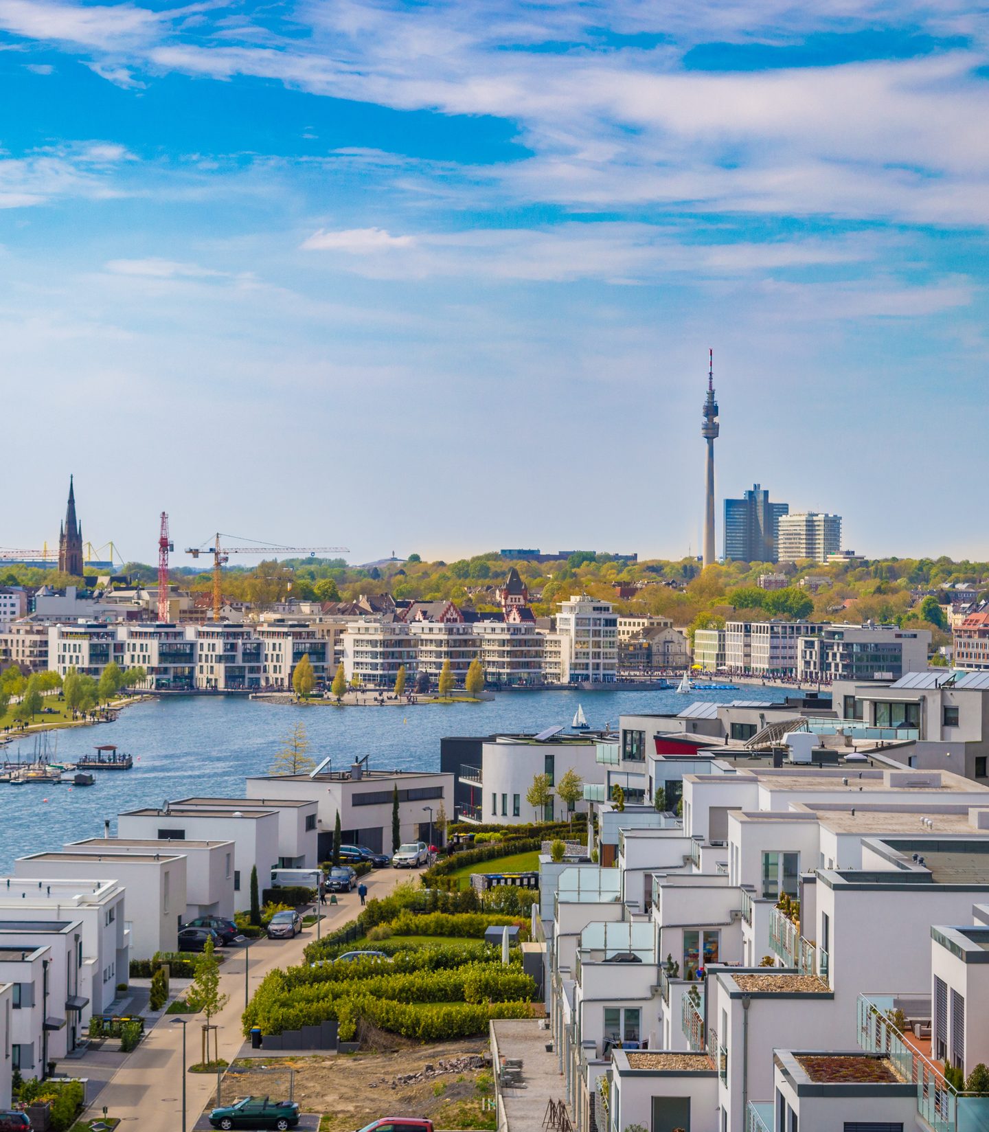Phoenix-See in Dortmund mit Blick auf den Fernsehturm